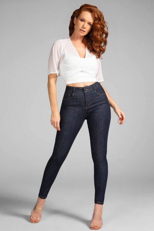 O que toda mulher deseja é um jeans básico, extremamente confortável e, claro, elegante! Pensando nisso, a MODAB criou a Calça Jeans Modeladora Fantástica.