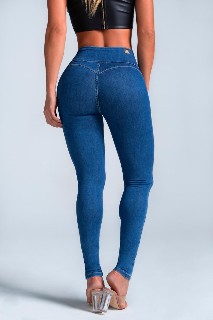 A Calça Jeans Modeladora Luxuosa da MODAB é a peça ideal para compor looks elegantes e modernos. Sendo assim, esta peça possui uma modelagem perfeita: é totalmente elástica e modela o corpo, com um caimento divino.