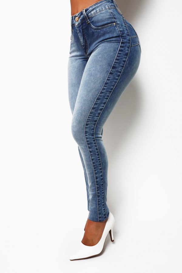 A Calça Jeans Ultra Modeladora Mega Bumbum Linda é a peça mais delicada da Linha Mega Bumbum. Com detalhes na lateral que deixam a calça única, e uma lavagem mais clarinha nas coxas, essa peça se torna perfeita para qualquer ocasião.