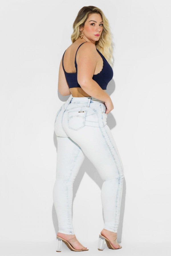 Se você está em busca de um modelo mais sexy, saiba que a Linha Mega Bumbum tem a opção ideal para você: a Calça Jeans Ultra Modeladora Mega Bumbum Sedutora.