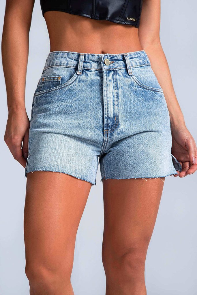 O Shorts Jeans Modelador Cintura Alto Poderoso é uma peça mega tendência, com modelagem descolada e casual que precisa fazer parte do seu guarda-roupas. 