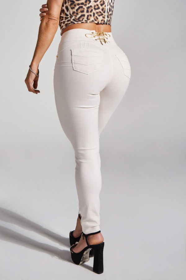 Se você quer investir nessa pegada mais zen, que tal incluir no seu look a Calça Jeans modeladora Cintura Perfeita Off White? Ela vai ficar incrível com outras peças brancas e, até mesmo, cores pasteis e delicadas!