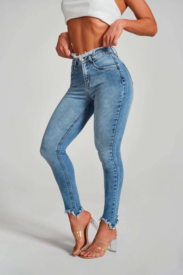 Se você quer calças modeladoras para o trabalho, e espera muito conforto e estilo, precisa conhecer a Calça Jeans Modeladora Linda Basic. Com toda certeza, essa peça vai fazer parte do seu dia a dia no ambiente trabalho – e de deixar ainda mais poderosa e autoconfiante.