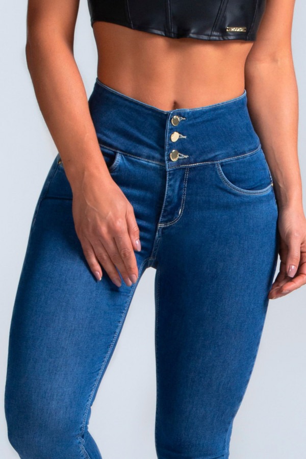 Por isso, nada melhor do que investir na Calça Jeans Modeladora Luxuosa, uma das calças modeladoras mais desejadas da MODAB. Sendo assim, com essa escolha, você vai ter uma peça que te acompanha em todos os momentos do dia a dia, além de ser uma ótima opção para aquele happy hour pós expediente.
