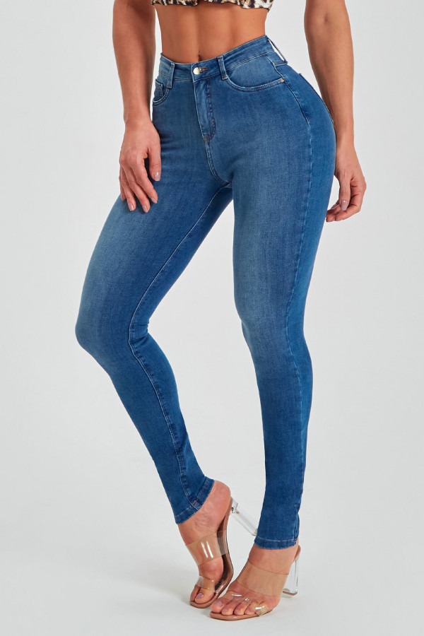 A Calça Jeans Modeladora Revolucionária é o modelo skinny perfeito, com um tom de jeans clássico e uma lavagem que combina com tudo, ela vai modelar e realçar as curvas de qualquer biótipo. Além de, claro, combinar com diversos looks bafônicos e arrasadores!
