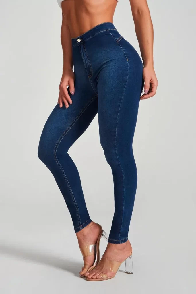 Não há nada que não combine com a calça jeans sem bolso! E, se o modelo escolhido for a Calça Jeans Modeladora Cintura Alta Sem Bolso Escura você vai ter ainda mais opções para combinar com qualquer peça!