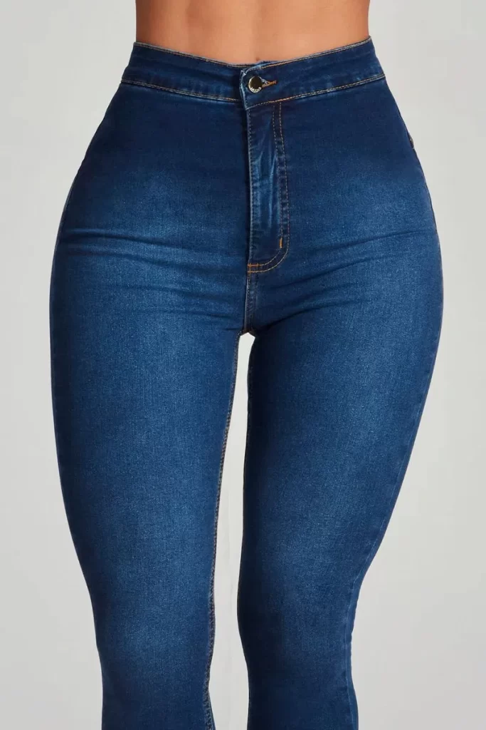 A calça jeans sem bolso remete a um estilo de roupa mais elegante. Afinal, quanto mais bolsos e detalhes, mais despojada e casual é a peça.