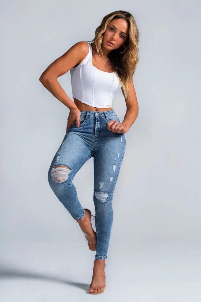 O jeans despojado é aquela peça com aspecto mais irreverente, perfeita para mulheres decidas e que sabem o que querem! Pensando nisso, a MODAB confeccionou a Calça Jeans Modeladora Estilosa Destroyed Dualfx, uma peça campeã de vendas e cheia de personalidade.
