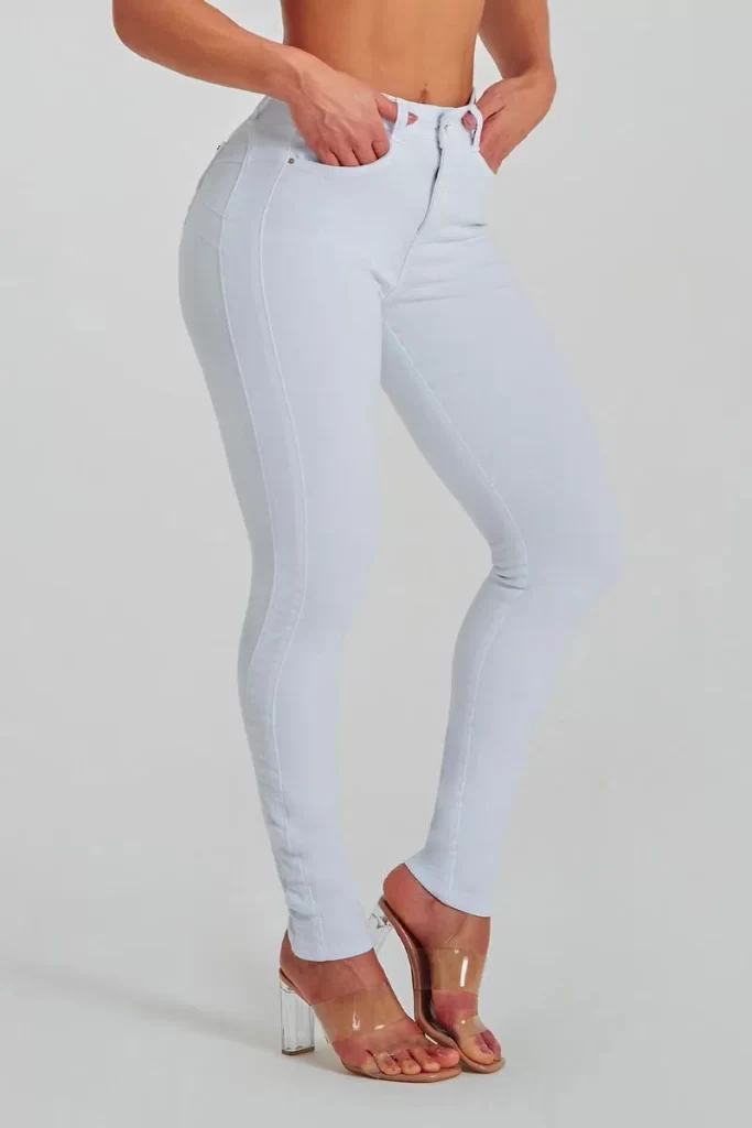 O jeans branco também não poderia ficar de fora da linha mega bumbum. Por isso, incluímos a Calça Jeans Ultra Modeladora Mega Bumbum Milagrosa na nossa listinha.