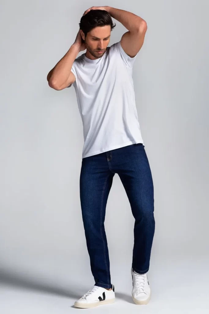 Se o seu namorado gosta de usar roupas que são mais clássicas, com lavagens tradicionais e modelagem discreta, saiba que a Calça jeans escura Slim Masculina Básica Streach é a pedida certeira.