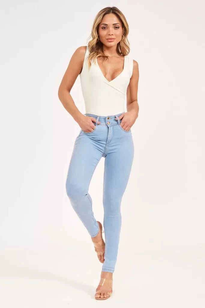 O jeans mais clarinho é perfeito para realçar as curvas e dar a impressão de um maior volume nos glúteos e coxas. Por isso, a Calça Jeans Modeladora Surreal é a queridinha das MODAB Lovers que gostam de evidenciar as curvas, de forma natural.