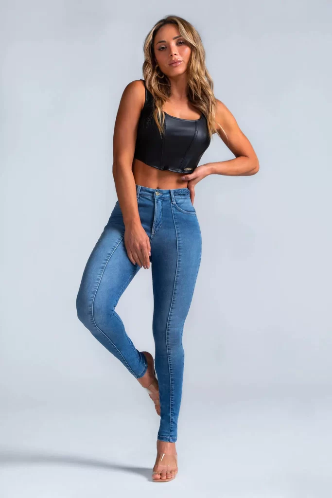 Mais um modelo MODAB que ganhou sua versão no comprimento extra curto foi a Calça Jeans Modeladora Apaixonante. Com uma lavagem clássica e detalhes hiper delicados, esta peça é perfeita para qualquer estação e estilo.