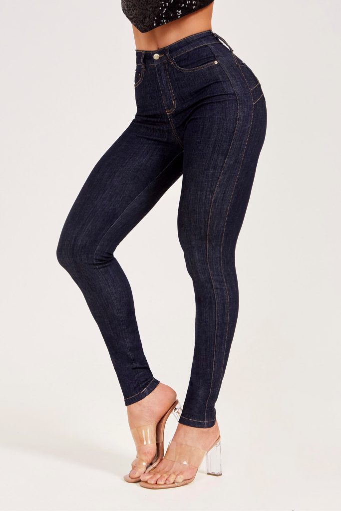 Um jeans com empina bumbum inovador, com modelagem perfeita e que valoriza ainda mais as suas curvas!  A Calça Jeans Modeladora Mega Bumbum Fantástica é perfeita para você que ama uma peça básica, com caimento sem igual e com um toque de autenticidade – é claro!