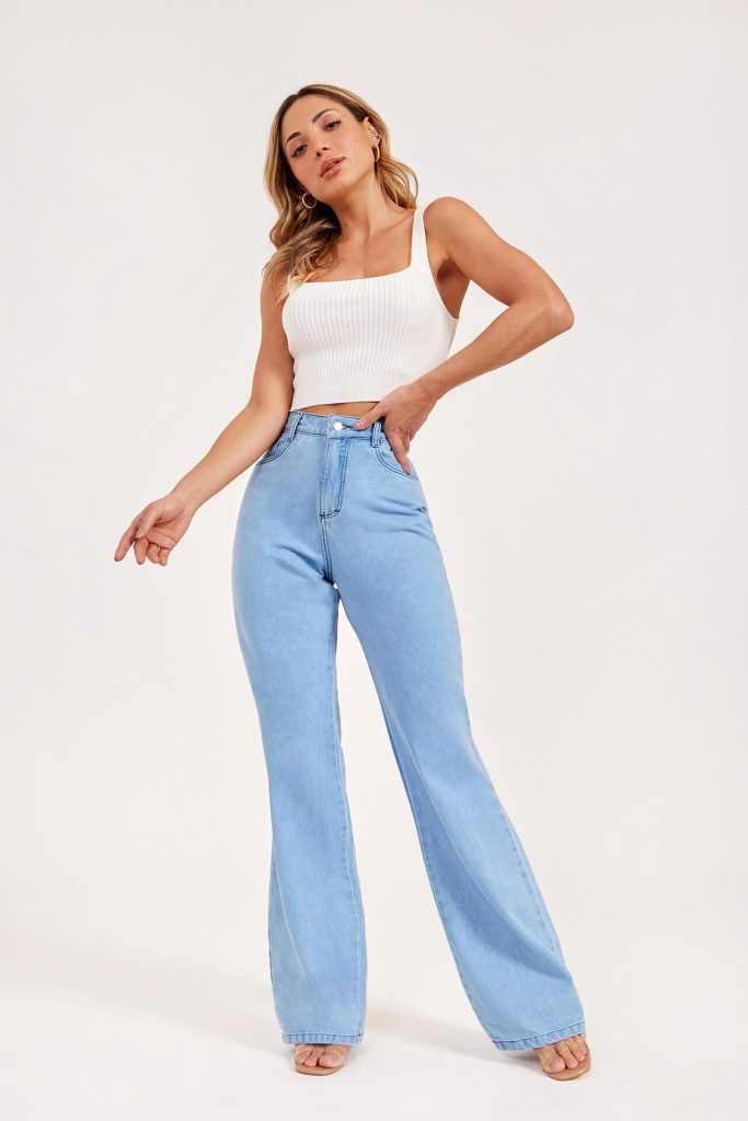 O grande sucesso da MODAB que chegou para ficar é a Calça Jeans Wide Leg Básica Clara, uma opção perfeita e basiquinha para combinações mega estilosas! Inclusive, ela fica perfeita com jaquetas jeans, croppeds e tops modeladores, que proporcionam ainda mais identidade e irreverência ao look!