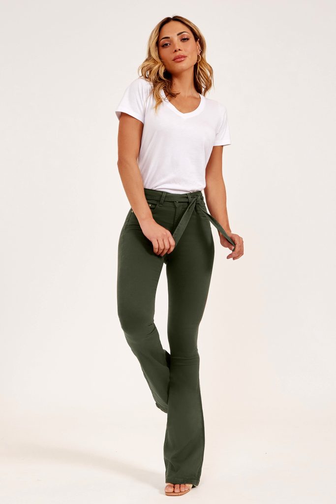 A Calça Flare ganhou várias versões nos últimos anos. E, a mais pedida dos últimos tempos é a Calça Jeans Modeladora Verde Militar, que fica perfeita com uma blusa branca basiquinha. Assim você terá uma composição moderna e delicada, a cara da MODAB Lover de sucesso!