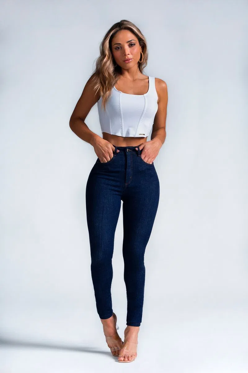 Uma das calças mais amadas da nossa linha para baixinhas e altas é a Calça Jeans Modeladora Revolucionária Escura, que permite diversas combinações – além de ser uma peça linda e mega poderosa!