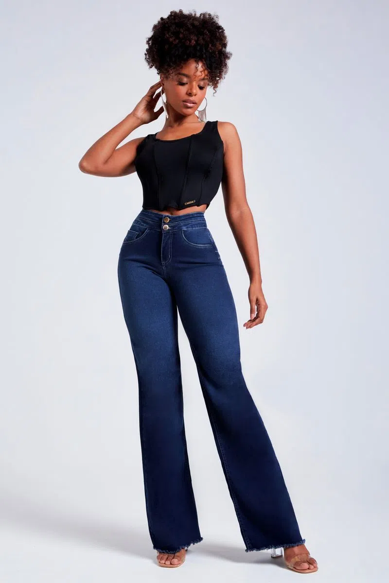 O jeans wide leg ganhou o coração das mulheres em 2022 e promete continuar fazendo a festa em 2023. Então, se você ainda não apostou nesse jeans perfeito, saiba que ainda dá tempo, viu? Então, nada melhor do que adquirir a Calça Jeans Modeladora Wide Leg Cintura Perfeita!