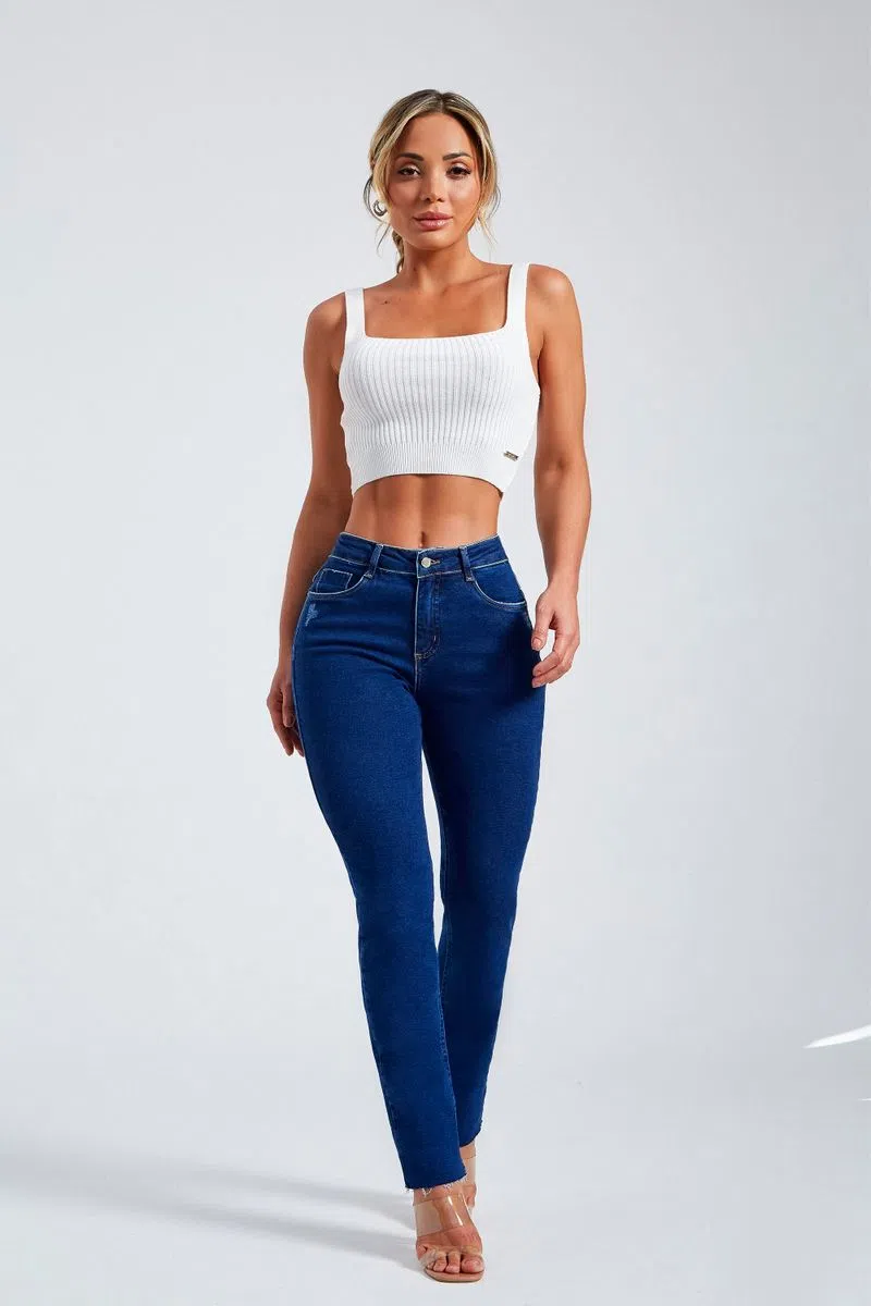 A Calça Jeans Reta Ultra Modeladora chegou na MODAB para ocupar o cargo de ‘peça curinga’ no guarda-roupas das nossas clientes. Esse é um modelo lindo que fica ótimo com qualquer biotipo e personalidade.