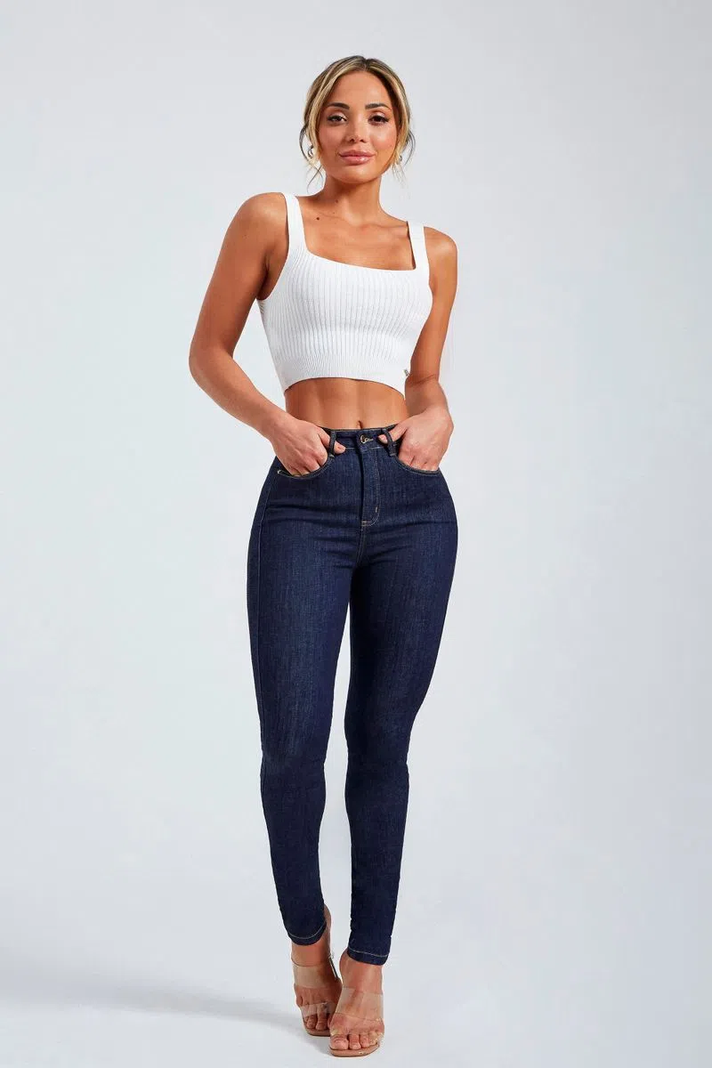 Por isso, a Calça Jeans Ultra Modeladora Mega Bumbum Fantástica chegou para cumprir com todos esses pré-requisitos. E, se você ainda não tem a sua, tá esperando o quê para correr no nosso site e garantir já esse jeans perfeito?