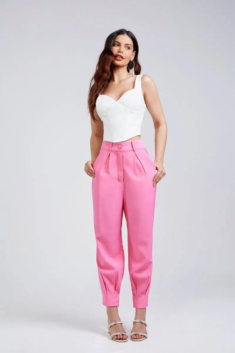 A Calça de Alfaiataria Rosa será uma ótima escolha para investir na moda alfaiataria. 