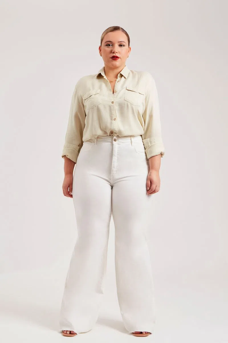 Outra opção maravilhosa é mesclar a elegâncias dos tons terrosos com a modelagem mais moderna, como foi o caso dessa combinação: a Camisa Térmica Nude Liocel e a Calça Jeans Modeladora Wide Leg Off White.