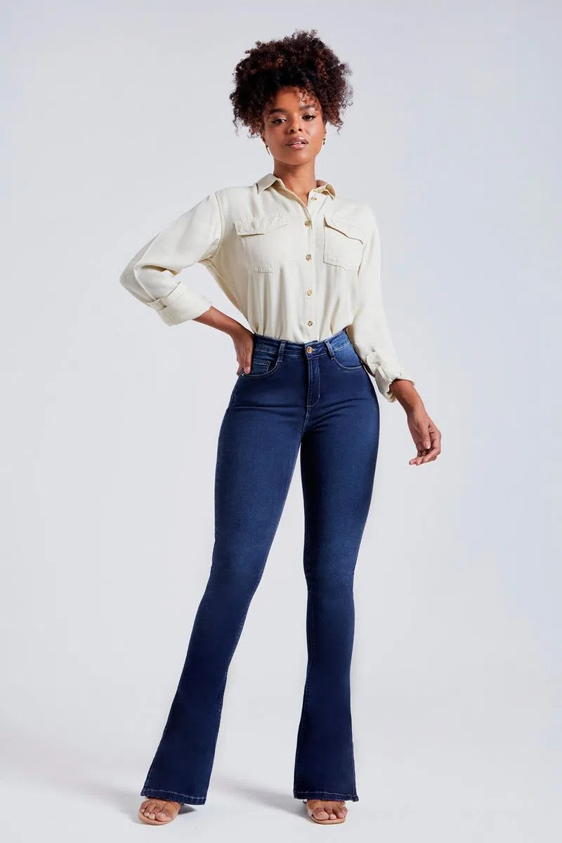 Outra opção quando o assunto é tecnologia e praticidade é esse look minimalista incrível composto pela Calça Jeans Modeladora Boot Cut Curva dos Sonhos e a Camisa Térmica Nude Liocel.