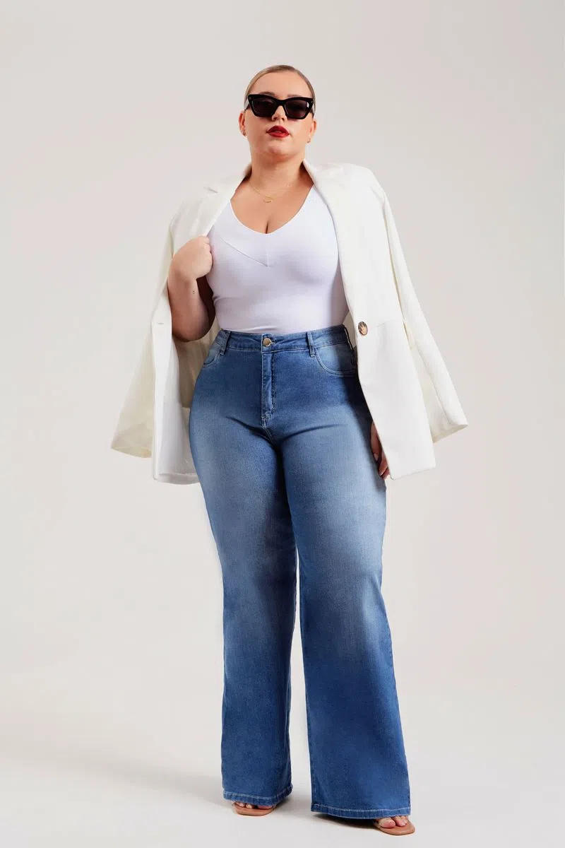Já a Calça Jeans Modeladora Wide Leg Extra Conforto surgiu para suprir a demanda das mulheres mais casuais, que não abrem mão de um look contemporâneo para conquistar seus objetivos. 