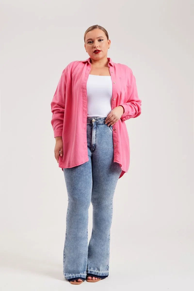 Se você ama a tendência BarbieCore, que tal apostar na Regata Ultra Premium Curve Branca e Calça Jeans Ultra Modeladora Flare Estonada (que já é super bafo e estiloso!), em conjunto com a Camiseta Térmica Oversized Pink