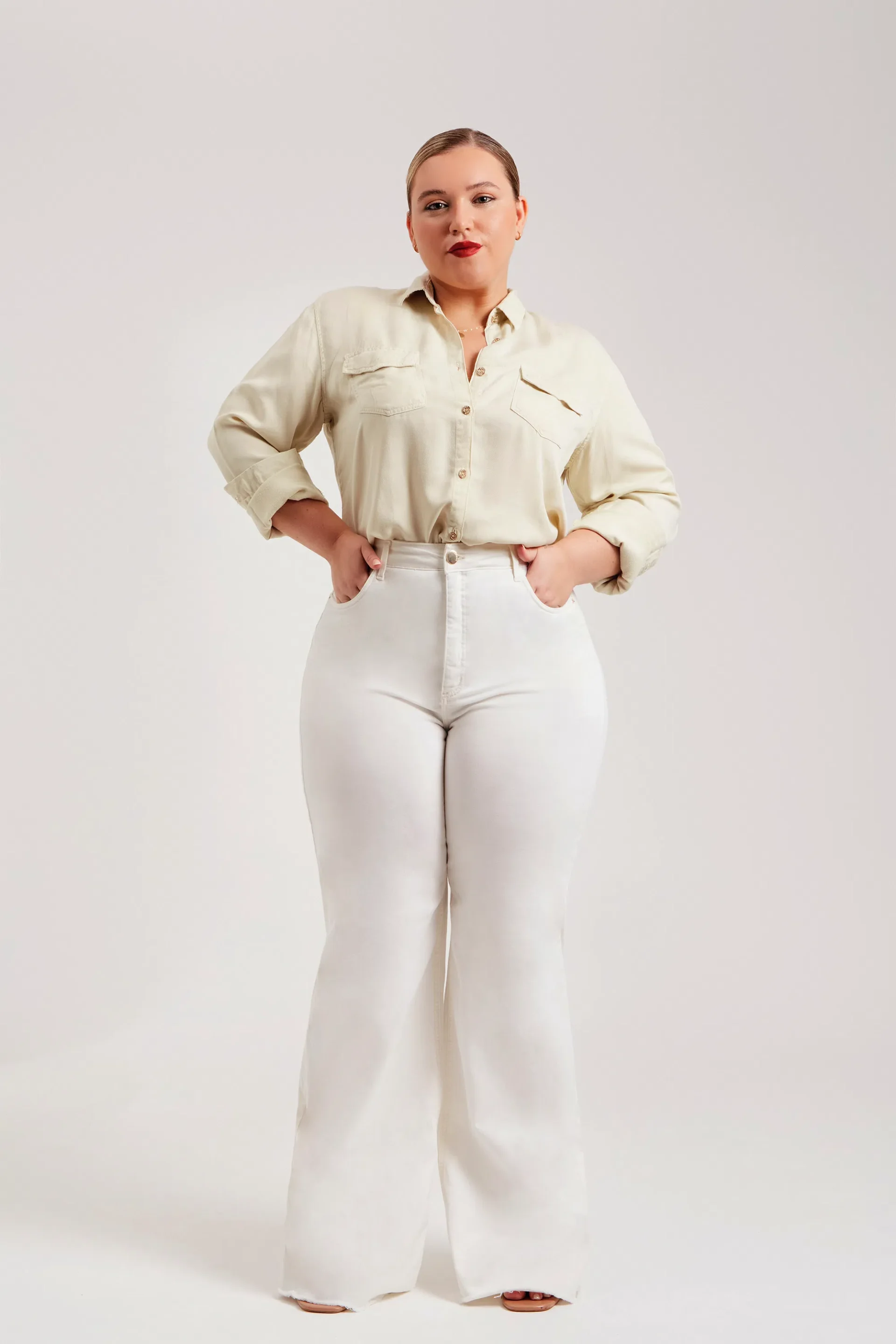 A primeira delas é composta pela Calça Jeans Modeladora Wide Leg Off White em conjunto com a Camisa Térmica Impecável.
