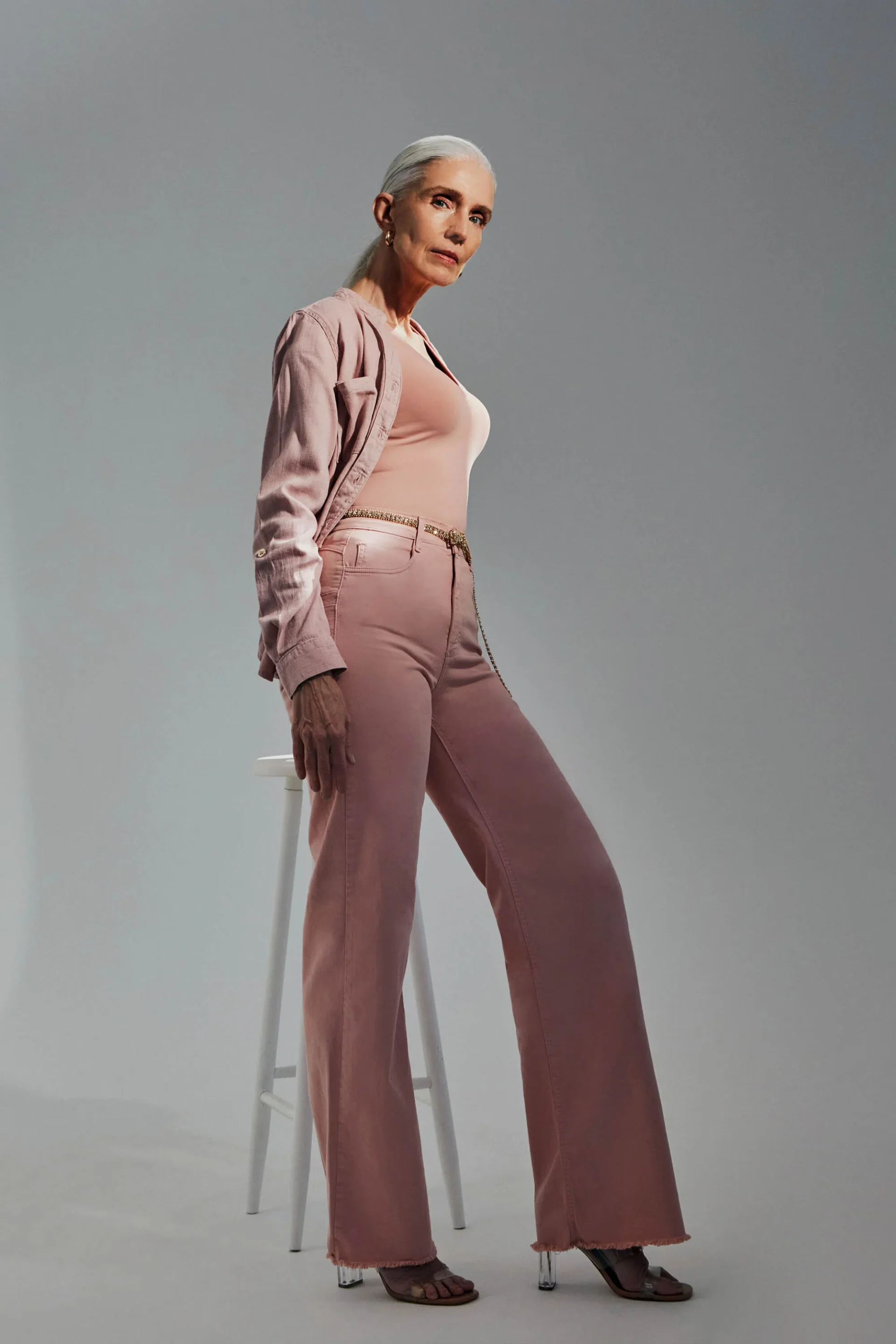 Uma camisa em um rosa delicado como a Camisa Cropped Jeans Encantadora e combine com a Calça Jeans Modeladora Wide Leg Rosa. 