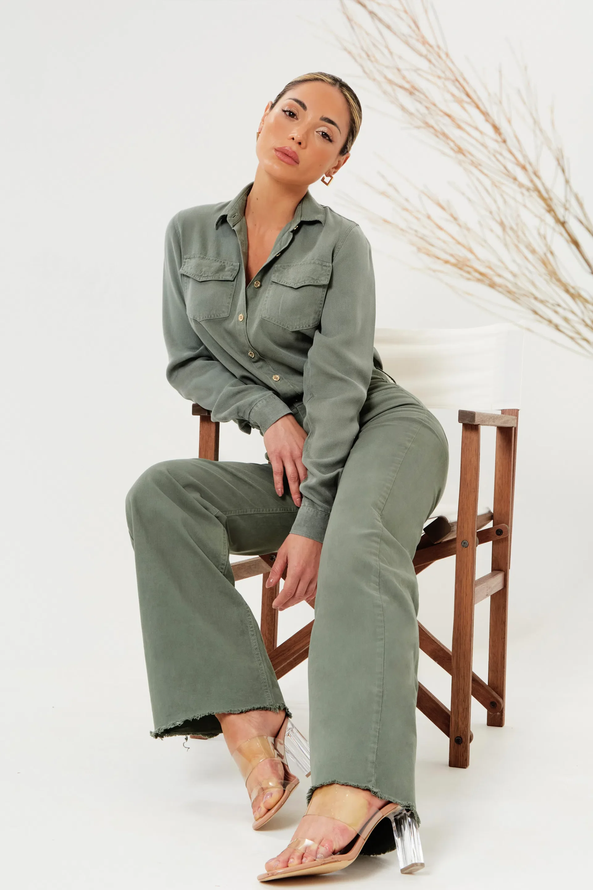 Opte por um look monocromático com peças despojadas como a Camisa Térmica Oversized Verde combinada com a Calça Jeans Modeladora Wide Leg Verde. 