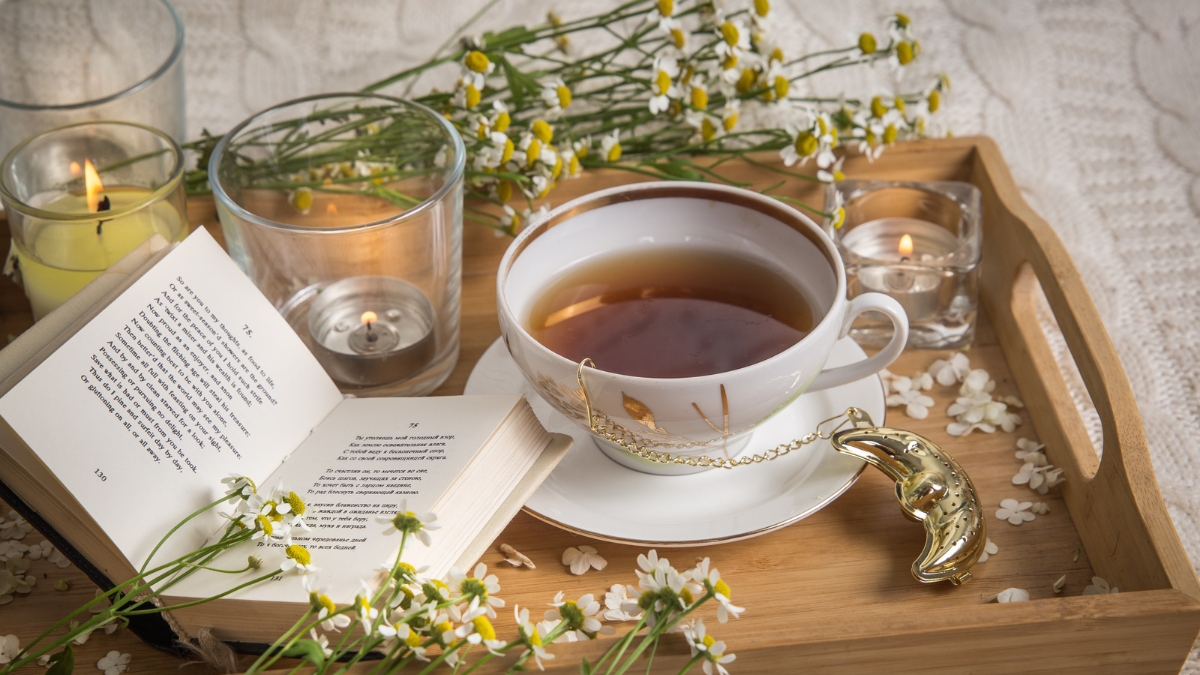 Começamos essa lista com o clássico chá de camomila, super indicado por qualquer pessoa para quem precisa se acalmar.